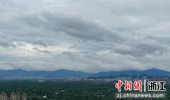 杭州上空云层逐步变薄。  王刚 摄