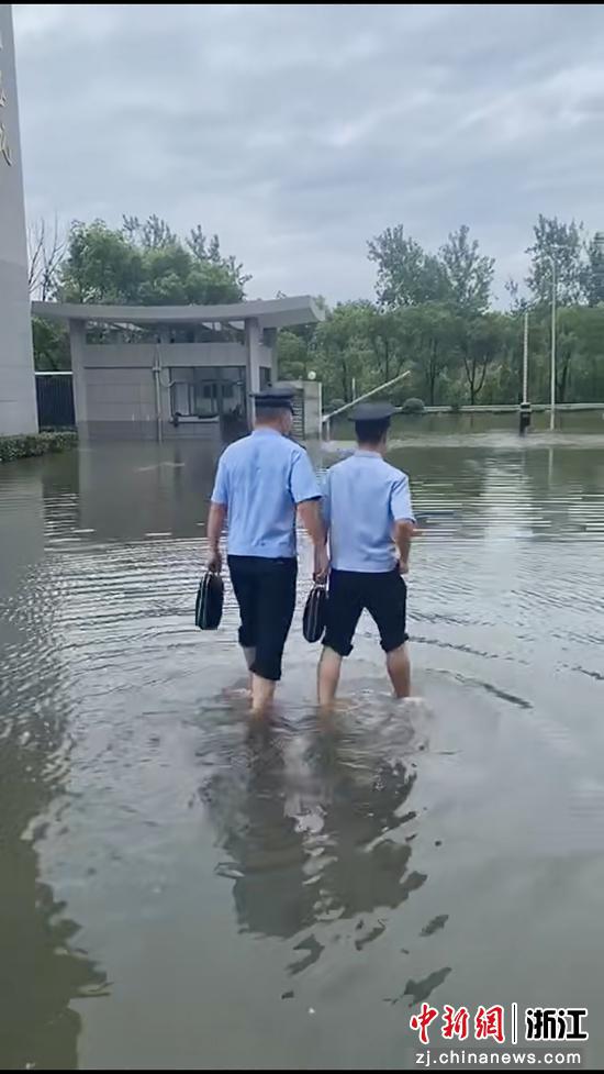 宁波机场边检工作人员涉水出行。  张家其 摄