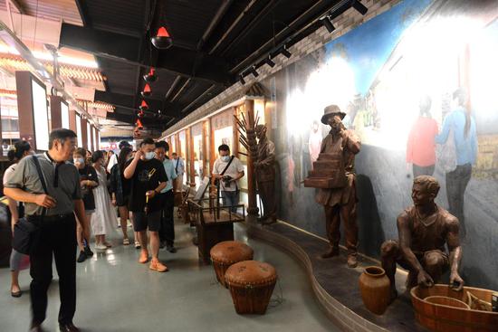 图为游客参观天津中山路菜市场博物馆　摄影：刘玉祥