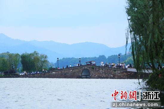 28日的杭州西湖。  干儒森 摄