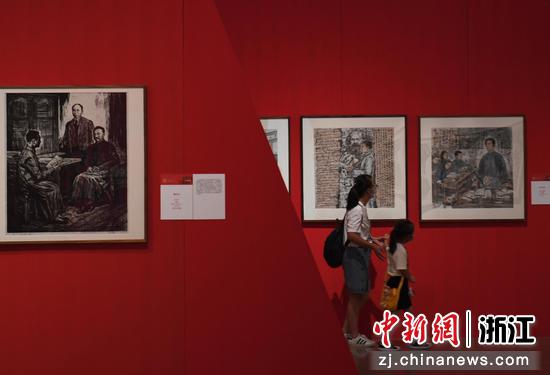 市民带孩子参观中共一大代表相关作品。  王刚 摄