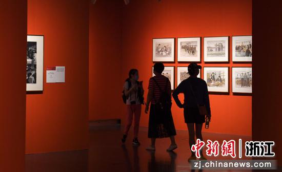 市民参观展出的美术作品。  王刚 摄