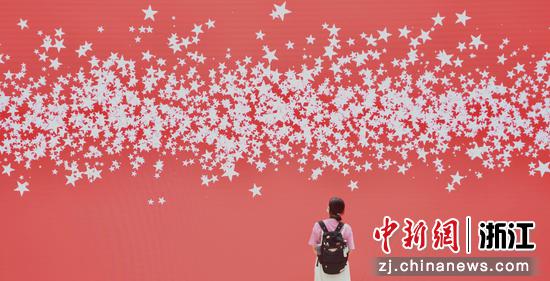 绚丽的展览宣传片吸引参观者。 
 王刚 摄