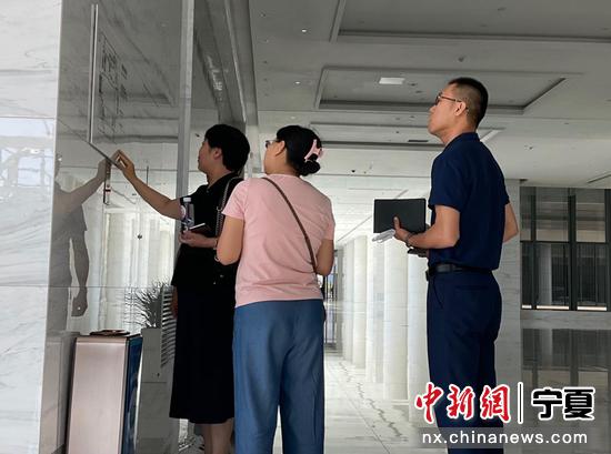 宁夏外办党组成员、副主任白玉珍带领检查组对宁夏国际会堂的外文标识进行检查。