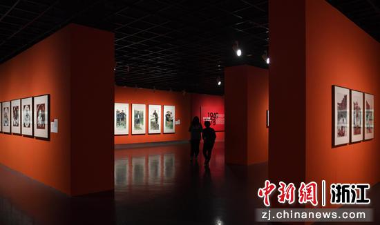 众多美术作品集中亮相吸引参观者。  王刚 摄