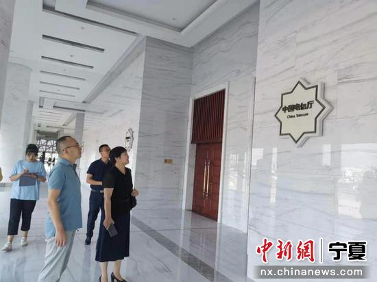 自治区外办党组成员、副主任白玉珍带领检查组对宁夏国际会堂的外文标识进行检查。