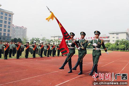 图为官兵迎武警部队旗。李海潇 董亚涛  摄影报道