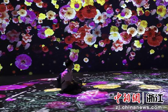 
参观者在新媒体沉浸式互动空间内参观。  卓静（实习生） 摄