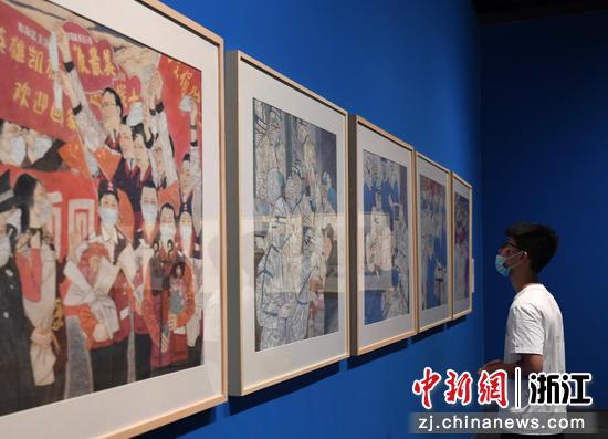 参观者驻足观看抗疫主题作品。 
 王刚 摄