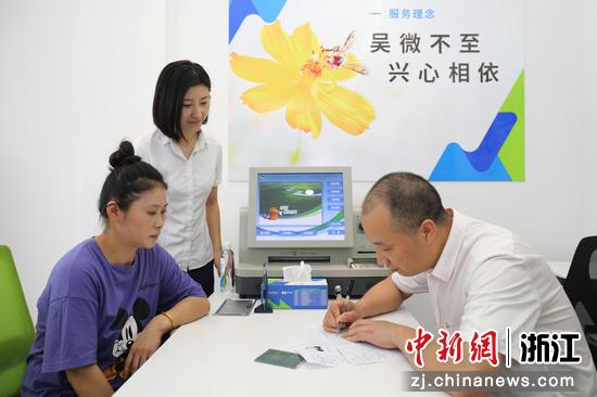 村民正在“丰收驿站”办理爱心公交卡  何伟卫 摄