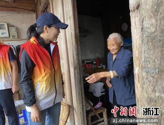 慰问现场。  周莹提供