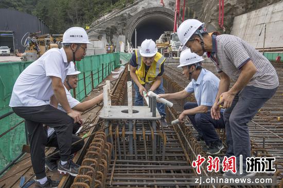 
图为：工作人员在杭温铁路岩塔张大桥首孔箱梁查看施工情况。陈月明（通讯员） 摄