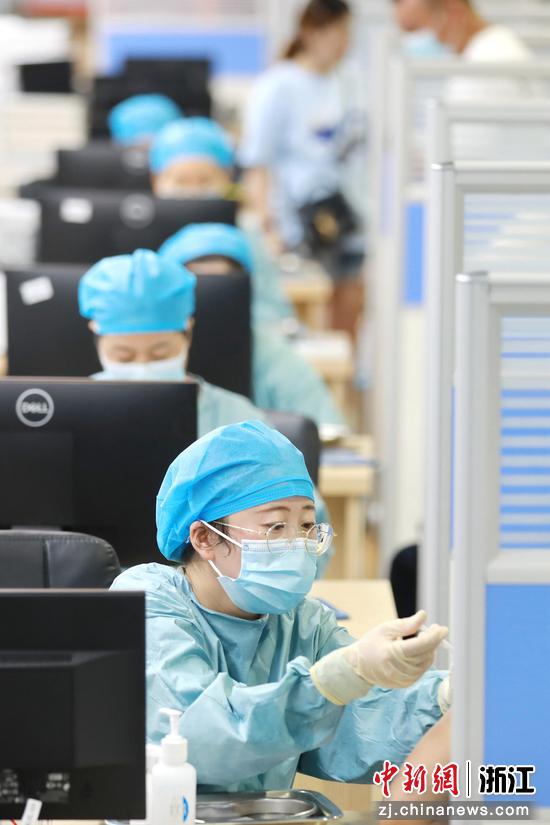 图为：众多市民接种新冠疫苗。金鹏（通讯员）摄