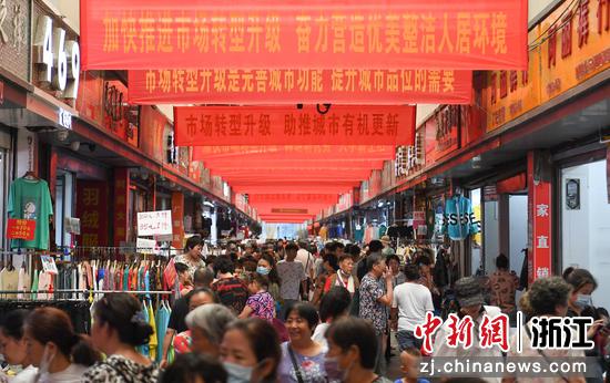 环北小商品市场内挂满各类条幅。王刚 摄