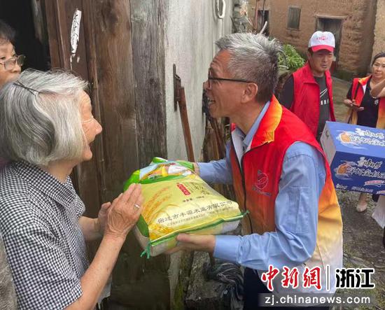 台商赠送慰问物资。  周莹提供