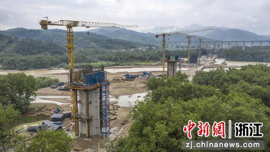 图为：航拍杭温铁路仙居特大桥建设工地，该桥是是杭温铁路重点控制性工程。陈月明（通讯员） 摄