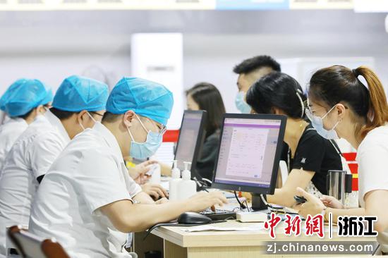 图为：多位市民在接种新冠疫苗前进行登记。金鹏（通讯员） 摄