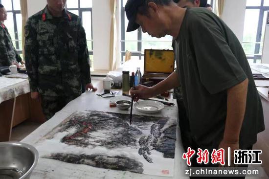 画家作画  章徐伟 摄