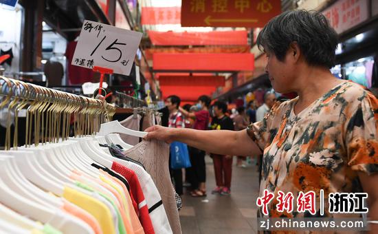 市民在选购折扣商品。王刚 摄