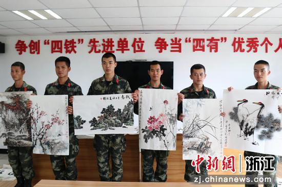 武警官兵与书画作品合影  章徐伟 摄