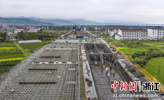 
图为：航拍正在建设中的杭温铁路仙居特大桥。陈月明（通讯员） 摄