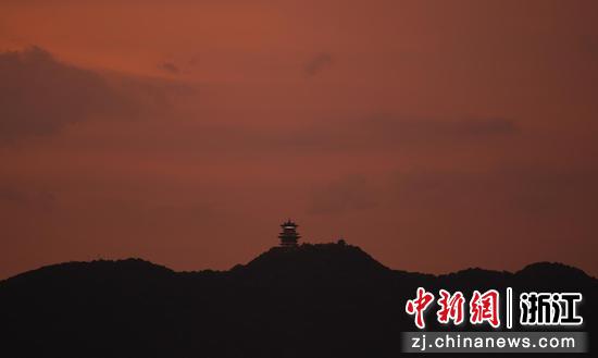 杭州望宸阁附近晚霞蔚为壮观。 
 王刚 摄