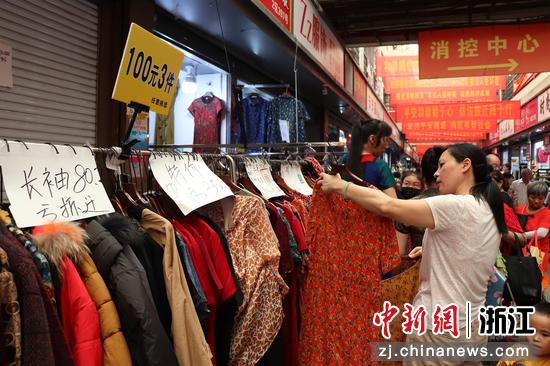 众多折扣商品吸引市民购买。卓静（实习生）摄