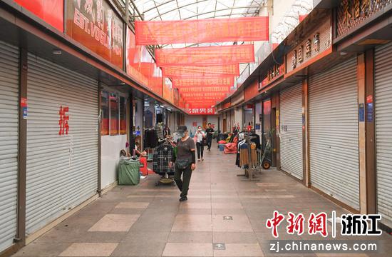 环北小商品市场内多个商铺已关门。王刚 摄