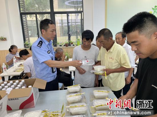 民警正在发放物资  褚曹子建供图