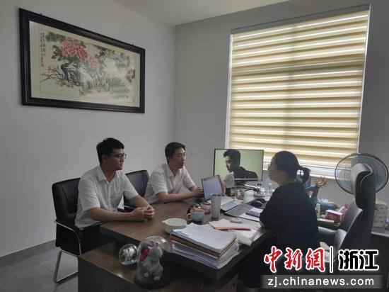 中国银行象山支行员工在了解企业需求。中国银行象山支行供图