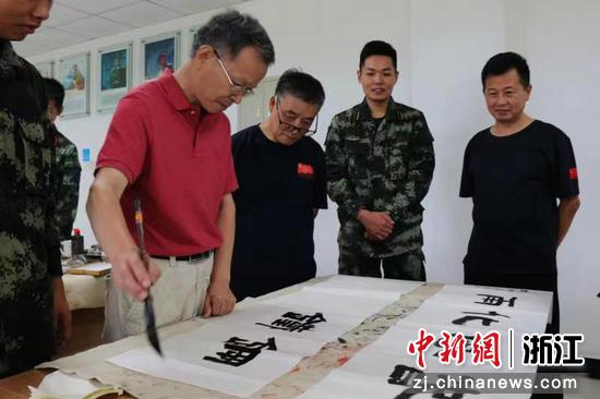 书法家在创作  章徐伟 摄