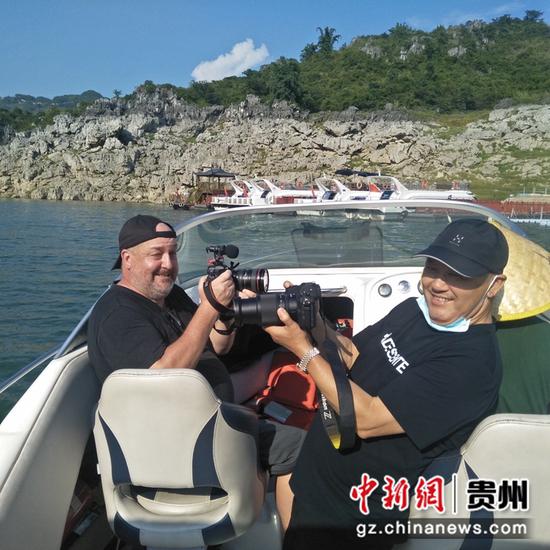 图为摄影组在万峰湖。苗以琳摄