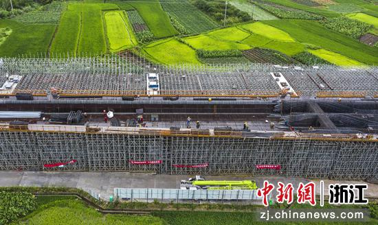 
图为：航拍正在建设中的杭温铁路仙居特大桥。陈月明（通讯员） 摄