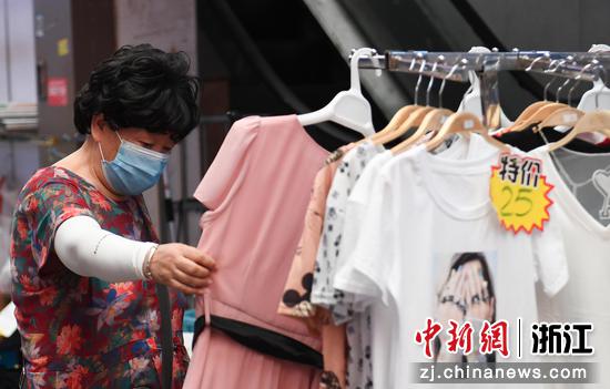 市民在挑选特价商品。王刚 摄