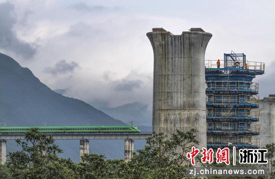 
图为：复兴号列车从杭温铁路仙居特大桥桥墩前驶过。陈月明（通讯员） 摄