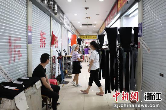 环北小商品市场内多个商铺已关门。卓静（实习生） 摄