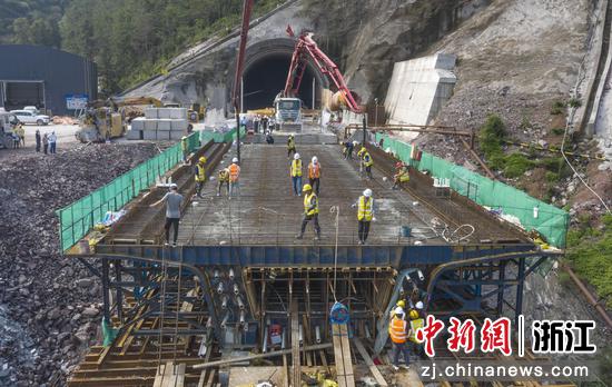 图为：航拍正在浇筑的杭温铁路岩塔张大桥首孔箱梁。陈月明（通讯员） 摄