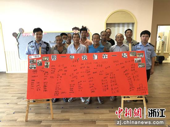 民警与安置点民众  褚曹子建供图