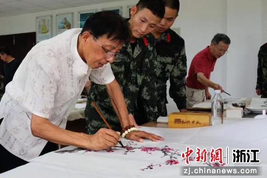 武警官兵观赏画家作画  章徐伟 摄