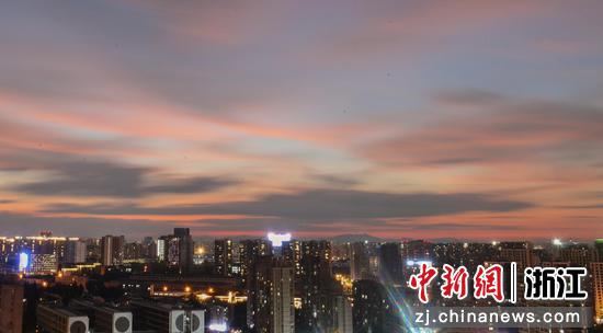 杭州上空不断移动的晚霞。  王刚 摄