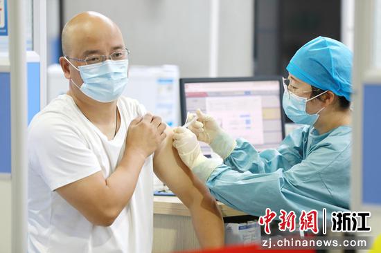 图为：一位市民在接种新冠疫苗。金鹏（通讯员） 摄