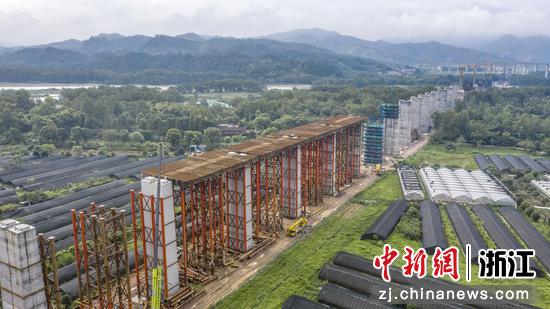 图为：航拍杭温铁路仙居特大桥建设工地，该桥是是杭温铁路重点控制性工程。陈月明（通讯员） 摄