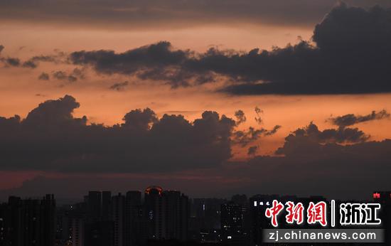 杭州绚丽的夕阳映照在厚厚的云层上。  王刚 摄