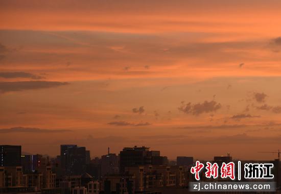 杭州城区上空的晚霞。  王刚 摄