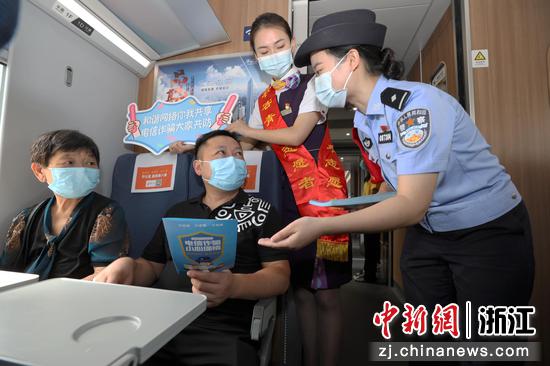 乘警在列车开展反诈宣传。韦士钊 摄