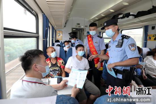 乘警在列车开展反诈宣传。韦士钊 摄