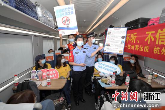 乘警在列车开展反诈宣传。韦士钊 摄