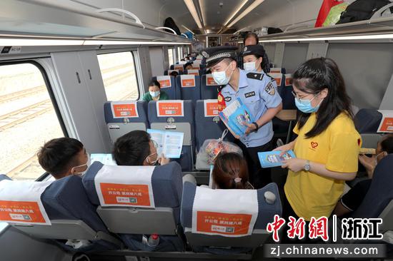 乘警在列车开展反诈宣传。韦士钊 摄