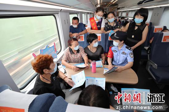 乘警在列车开展反诈宣传。韦士钊 摄
