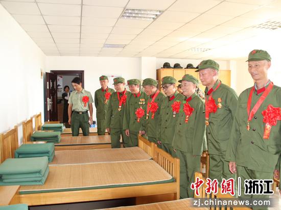 老兵参观官兵宿舍 柳旭东 摄
